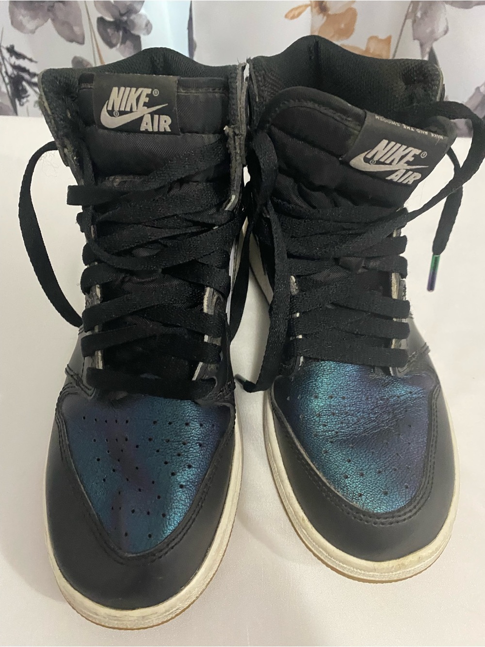 Kid’s Air Jordan Mids Metallic Green Blackand White Size 5Y Used